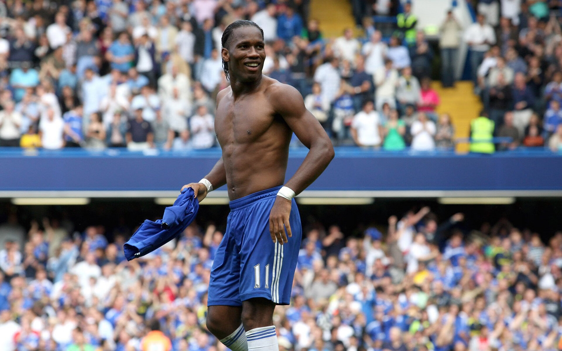 全黑队的每次进攻和防守都极具威胁,是橄榄球锦标赛中的顶尖球队